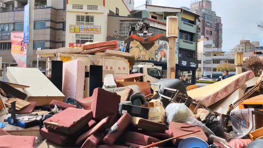 垃圾堆百公尺！員林國宅年終大掃除　民眾「尋寶」循環再利用