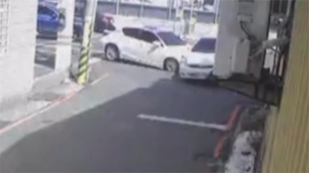 彰化路口車禍休旅車翻覆波及檳榔攤　駕駛竟負傷落跑遭警追緝