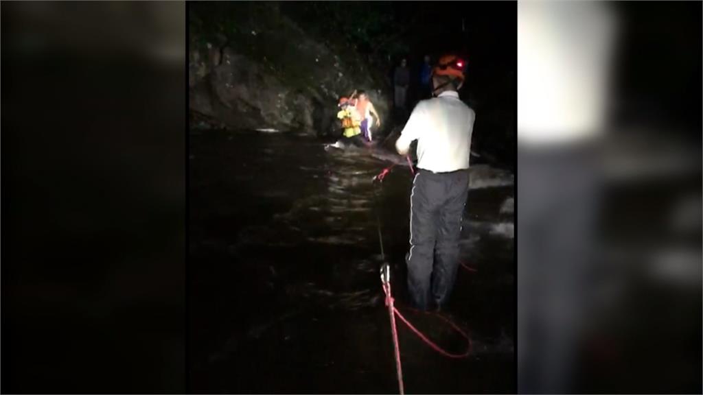 登山客險受困暴漲溪水中  救難員拋繩救援