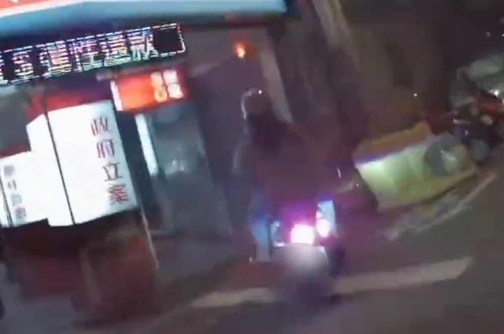 騎士逆向拒檢狂奔　警深夜逮6條通緝犯送辦