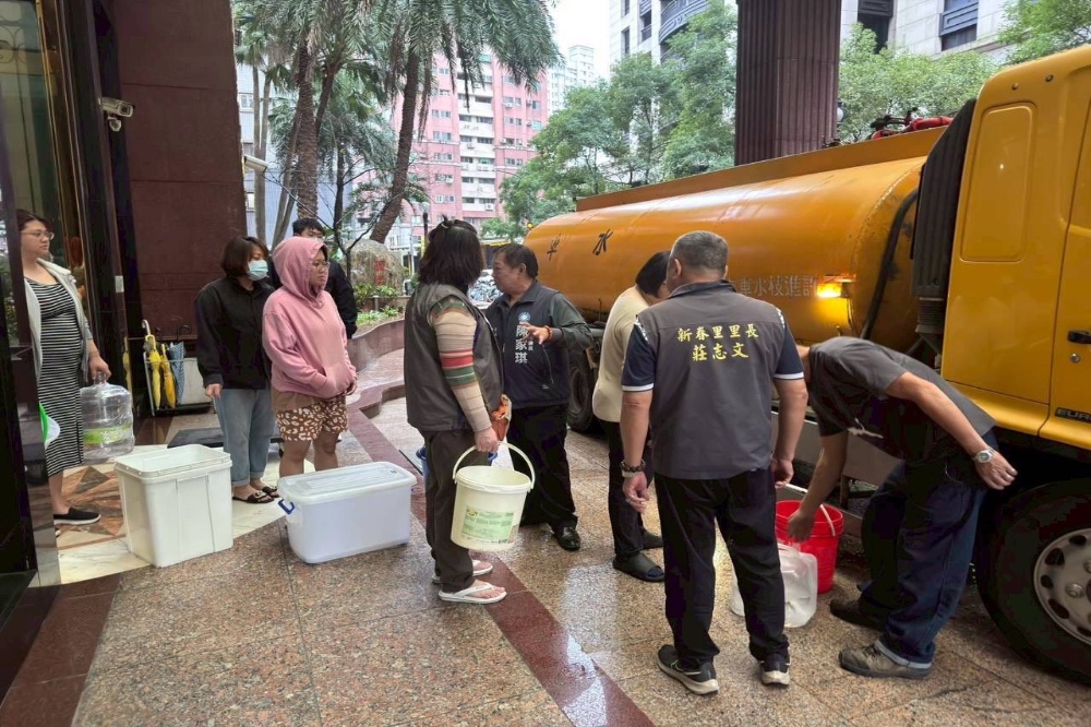 侯友宜稱復水8成引爆反彈 淡水民怨「外面的雨比我家水龍頭還大」