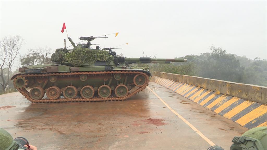 陸軍戰車排實彈操演　模擬敵軍新竹搶灘登陸