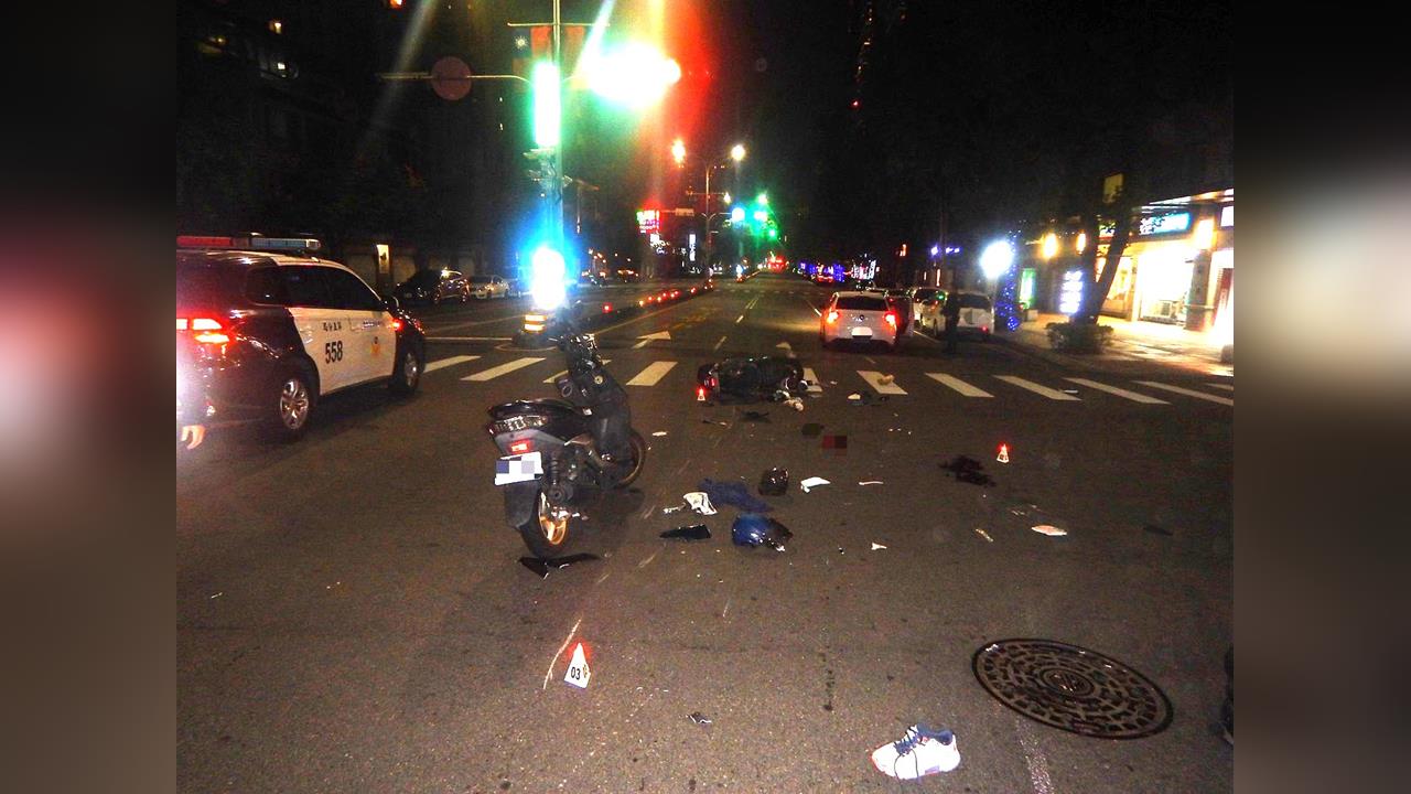 最新/台中死亡車禍!女駕駛闖紅燈撞飛2騎士 釀1死1傷