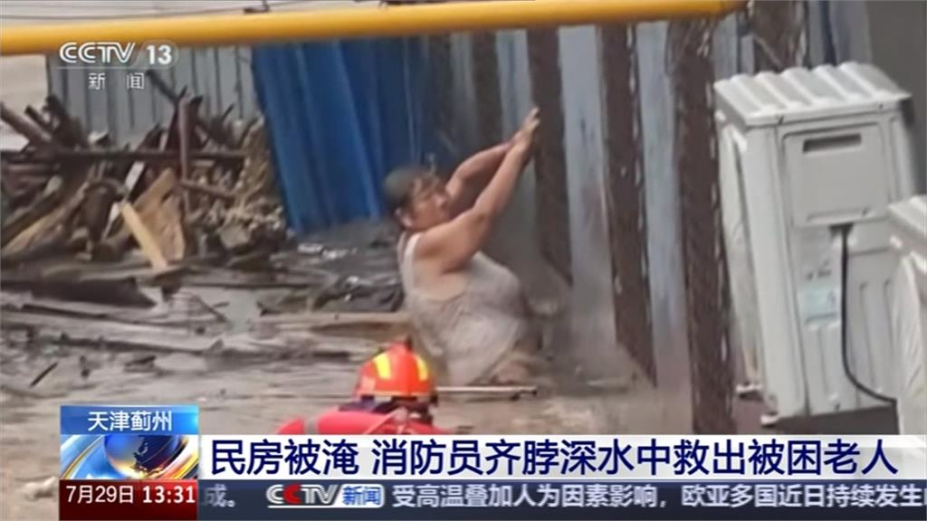 中國天津暴雨「水淹脖子」　甘肅道路積水車輛全泡水