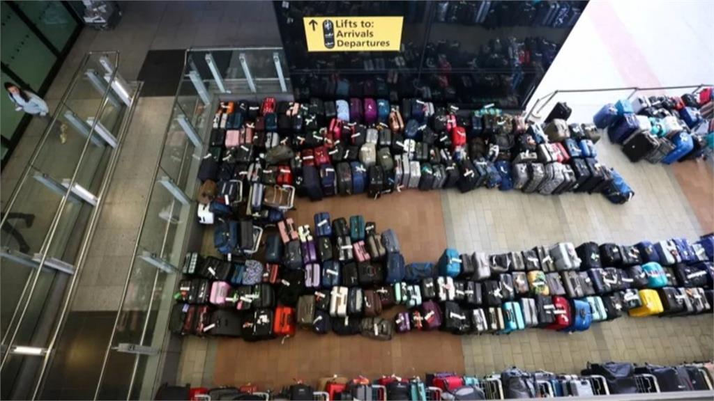 人力短缺釀航班大亂　機場大廳淪「行李地毯」