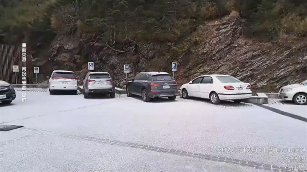 合歡山清晨下短暫五分鐘冰霰　松雪樓外成銀白世界
