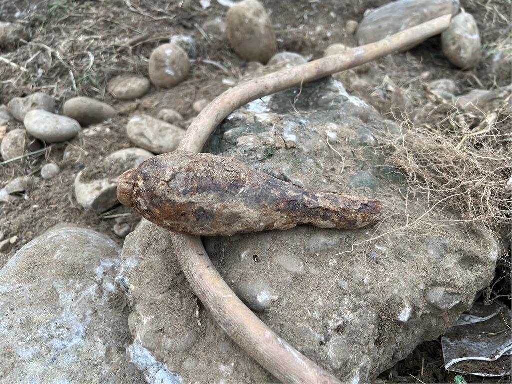 桃園南崁溪河床驚見未爆彈！　軍方防爆小組緊急出動
