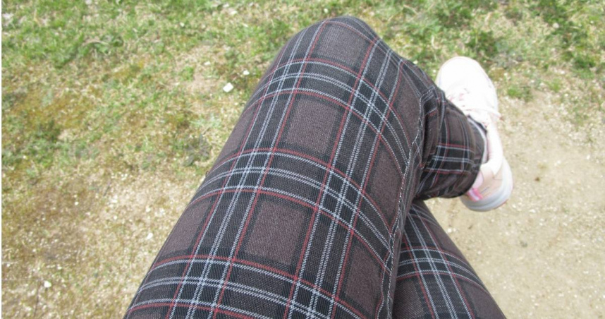 一坐下就翹腳更優雅？　醫嘆「恐害骨盆歪斜、壓迫神經」：快做4字伸展