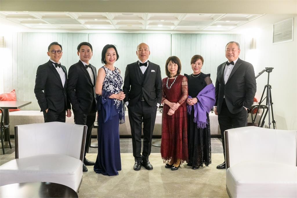 快新聞／大團結！韓國瑜「別黑領結」偕朝野立委赴晚宴　李彥秀致謝外交人員