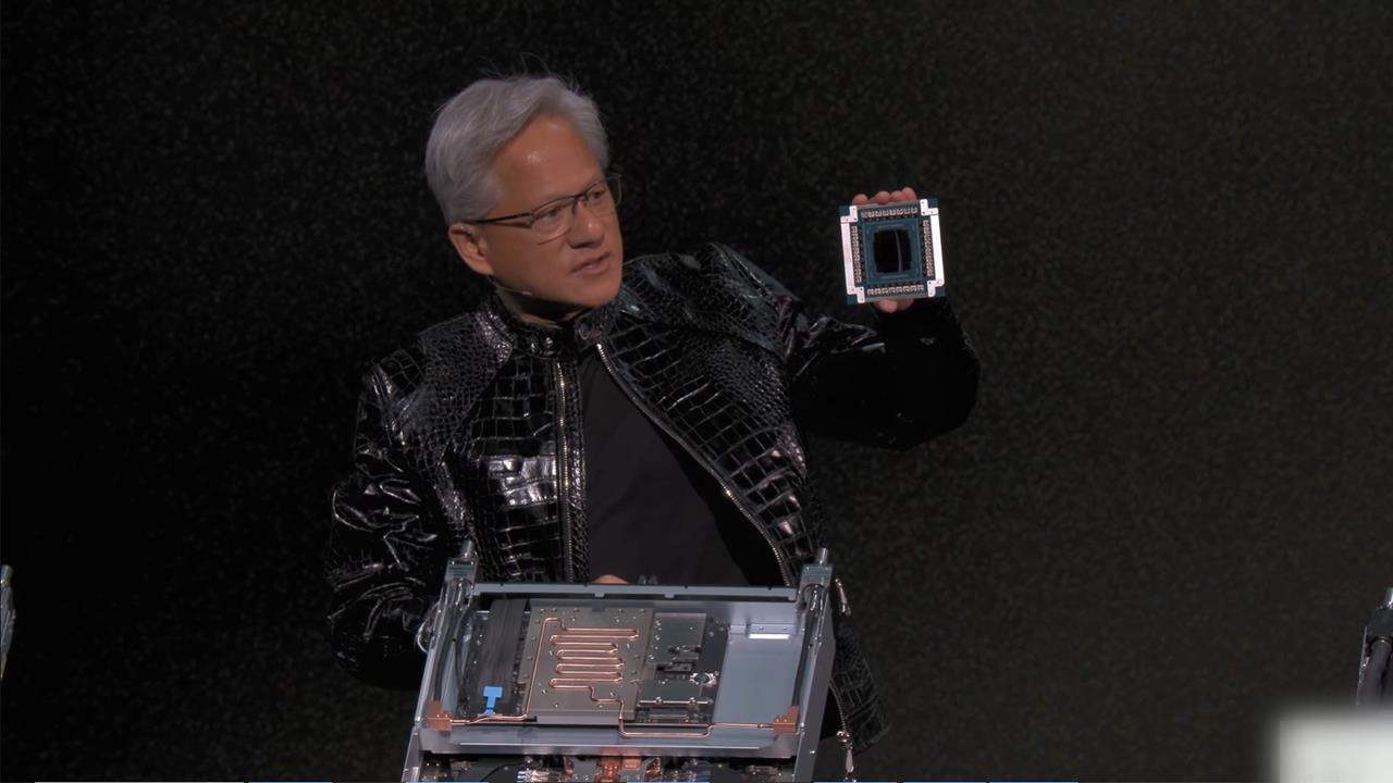 皮衣升級！黃仁勳穿「鱷魚皮外套」台北101登上CES舞台