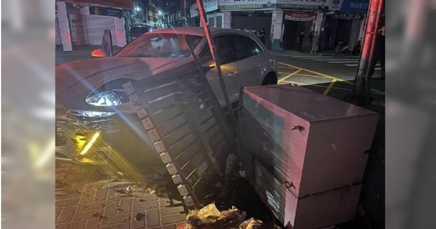 「砰」一聲一片黑!台中代駕行駛中猛咳昏迷 保時捷撞變電箱釀整條街停電