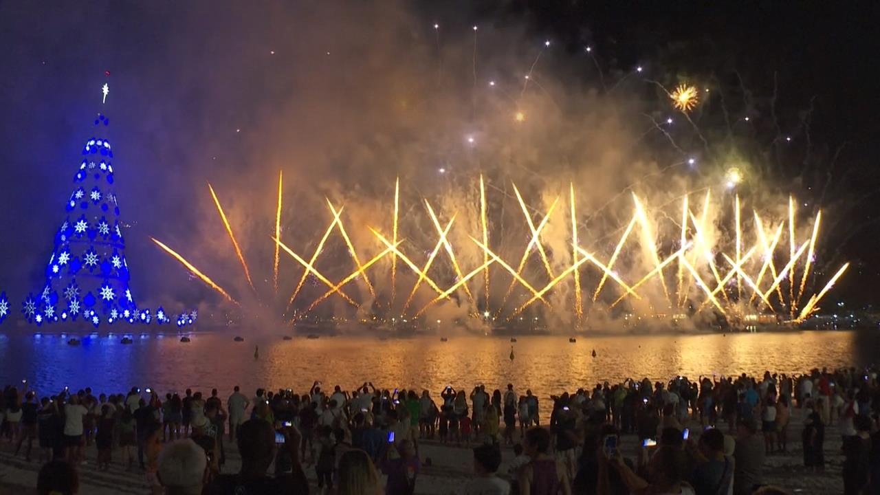 里約熱內盧巨型「海上耶誕樹」　迎耶誕季！亮燈儀式吸引上千人