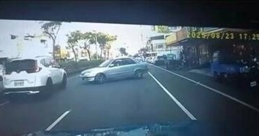 85歲翁疑誤踩油門爆衝　連撞2車幸無人重傷