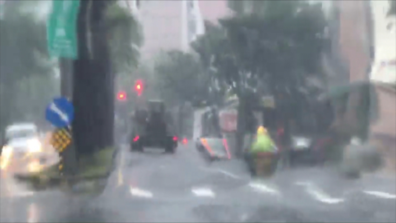 鋒面南移 高雄今早下起滂沱大雨助解渴