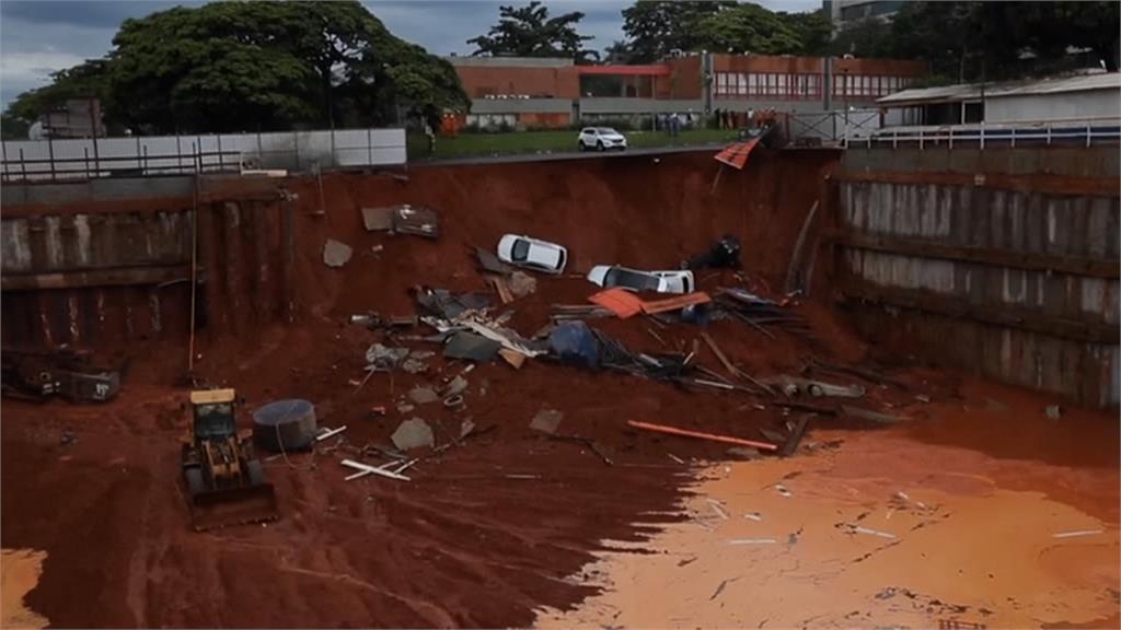 巴西首都工地塌陷！路邊車也滾落幸無傷