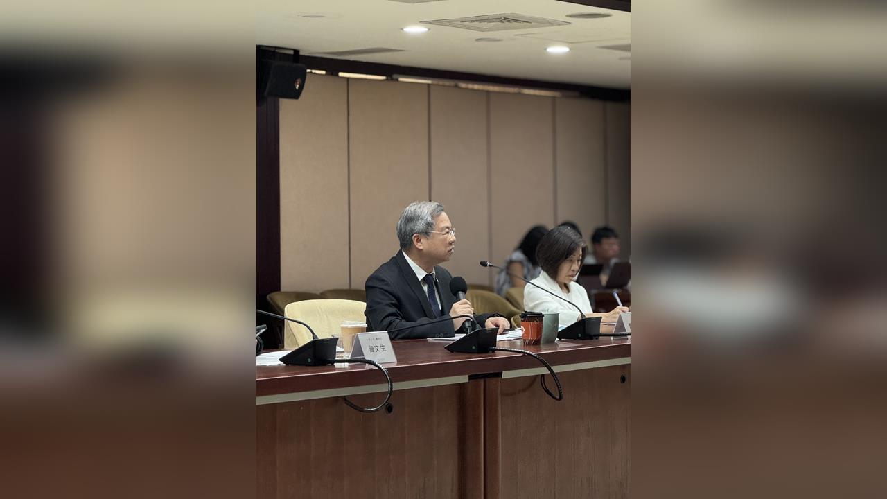 經長龔明鑫接任央行常務理事　強調照顧傳統產業「雨天不收傘」
