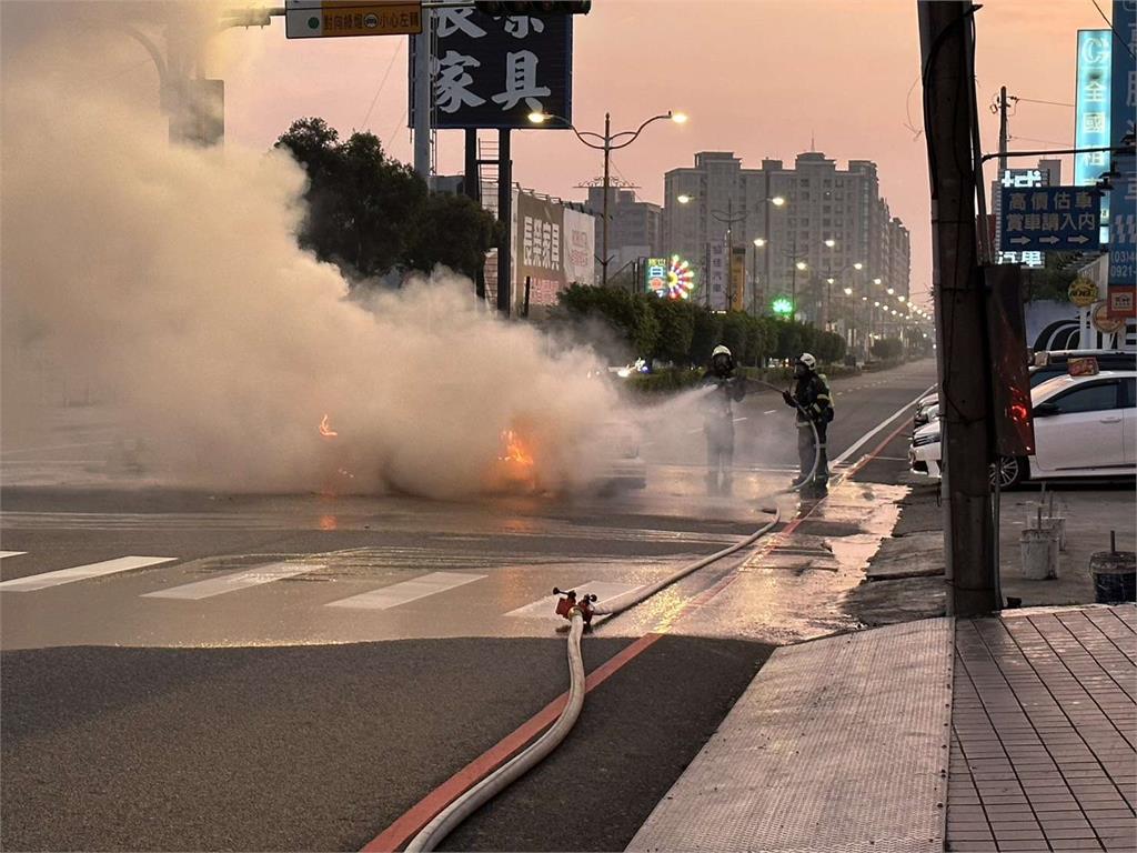 男子<em>酒駕</em>自撞安全島　白轎車燒成黑廢鐵