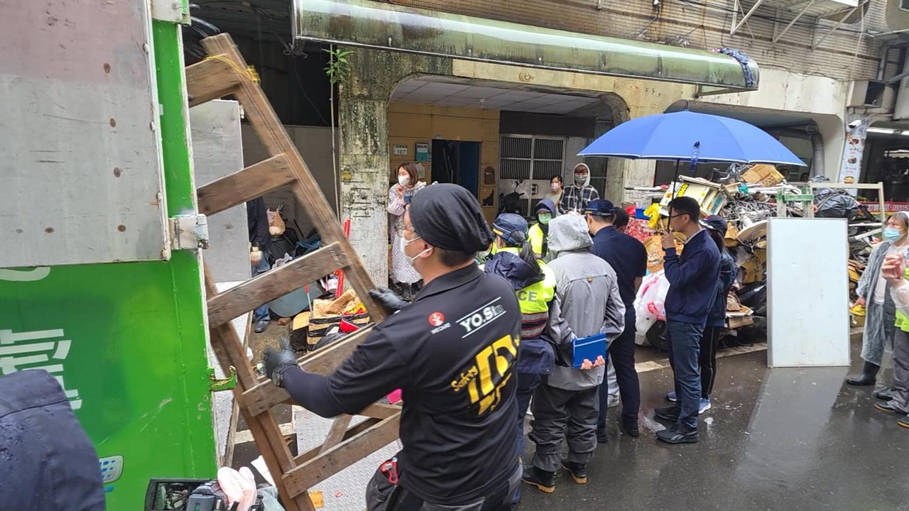 囤積戶雜物堆滿公共空間 桃市府出動19車、清出20噸廢物