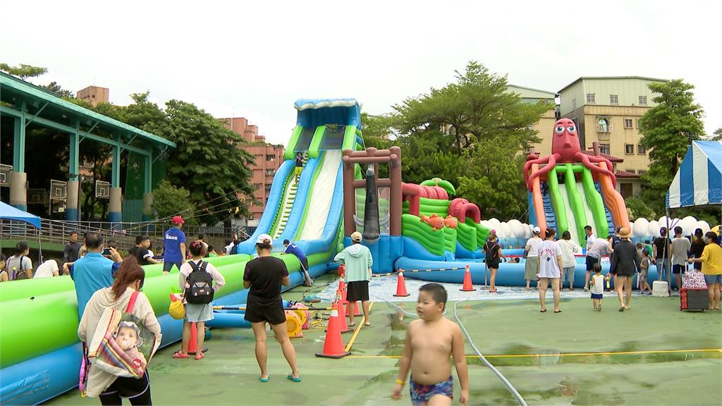 3層樓高滑水道出現校園中 小朋友滑玩嗨玩水仗