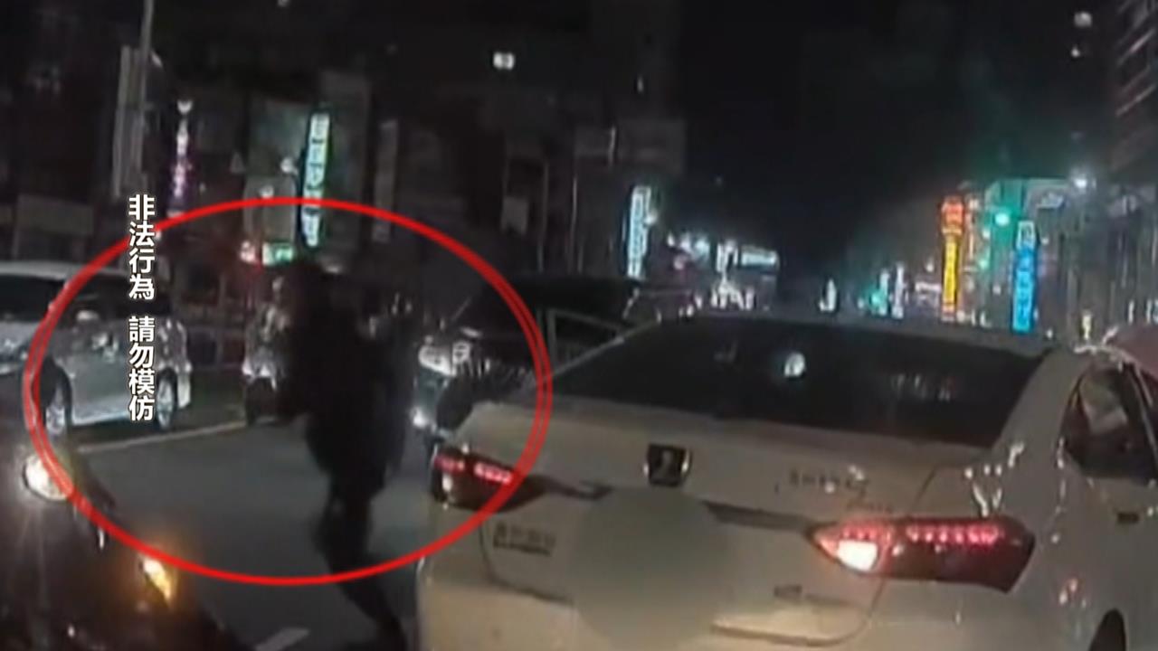 逃逸移工開贓車拒檢! 逆向撞公車.機車釀3傷