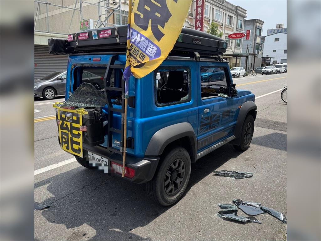 快新聞／惡劣！苗栗罷免宣傳車遭惡意人士開砸　車窗全毀畫面曝光