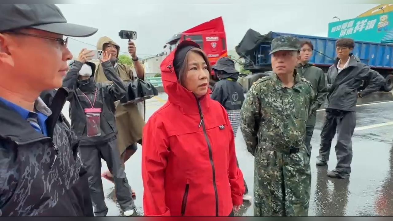 快新聞／雨炸屏東！豪雨釀災全縣14時停班停課　周春米現身視察災情