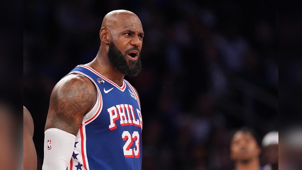 NBA(影)／詹皇七六人首秀F開頭字怒嗆尼克球迷！不小心連洛杉磯都罵進去了