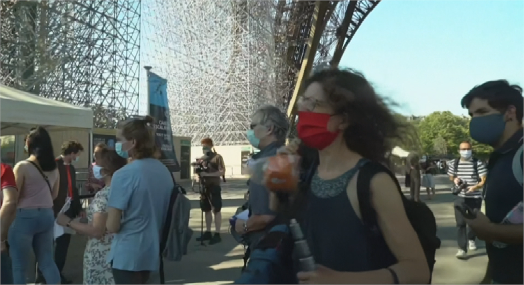 法巴黎鐵塔今重開 民眾戴口罩爬樓梯參訪