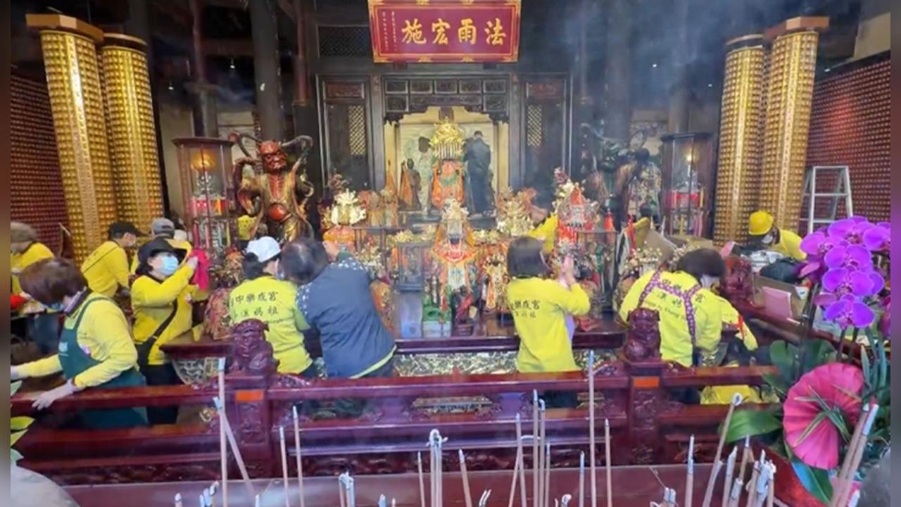 金光閃閃迎新年！　幫「神明洗澎澎」　台中天公廟、樂成宮媽祖廟總動員