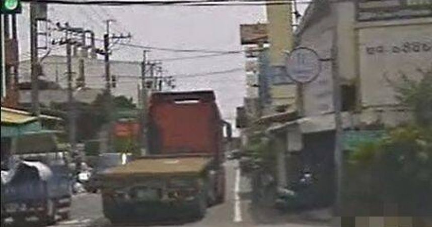 婦騎單車遭聯結車「吞噬」！捲內輪差腦漿外溢亡　夫奔現場崩潰認屍