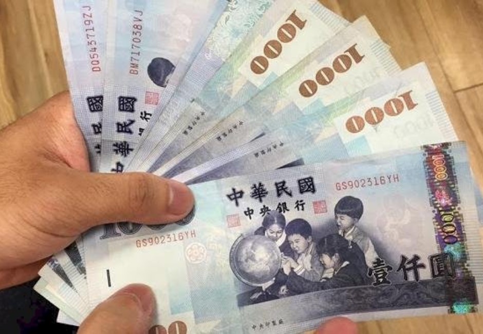 老外示範「電鍋煮鈔票」1千變3千　他捧110萬投資原來攏係假