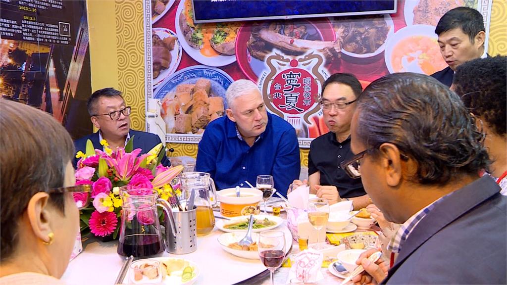 聖露西亞總理3度訪台 挑戰夜市美食臭豆腐