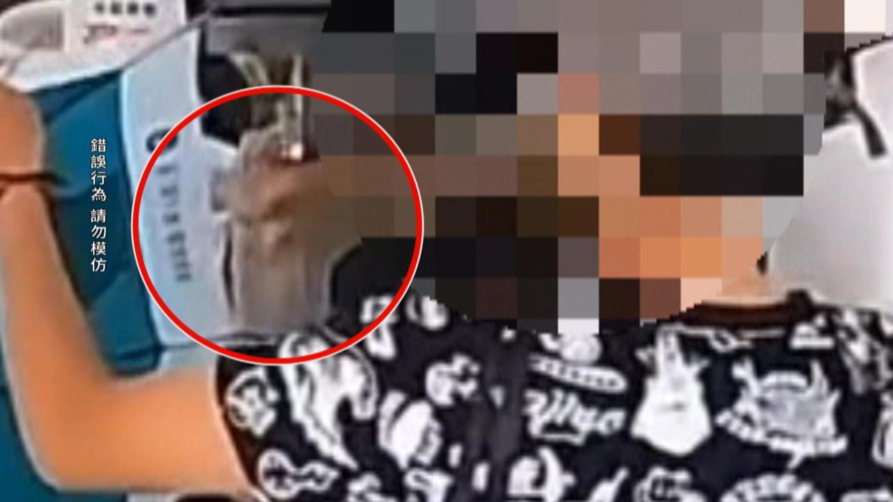 撐傘擋視線！鬼祟黑白衣女子　　直接抱走店家零錢筒