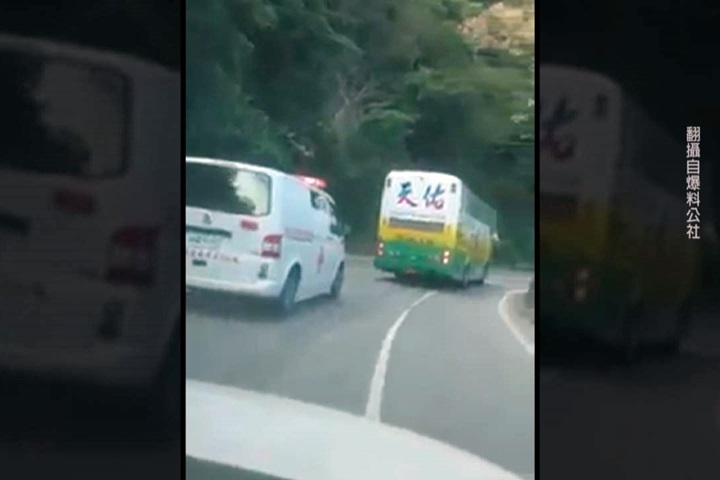 遊覽車不知擋救護車 小客車攔阻讓過