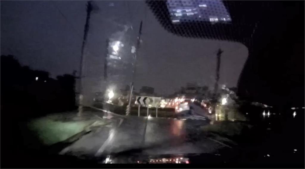 宜蘭毒品人口開車撞警栽進田　棄車落跑被逃了！隔天「這原因」落網