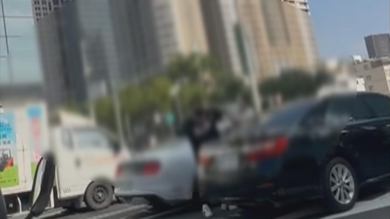 嫌開太慢猛按喇叭！　馬路變格鬥場、男噴辣椒水被打趴