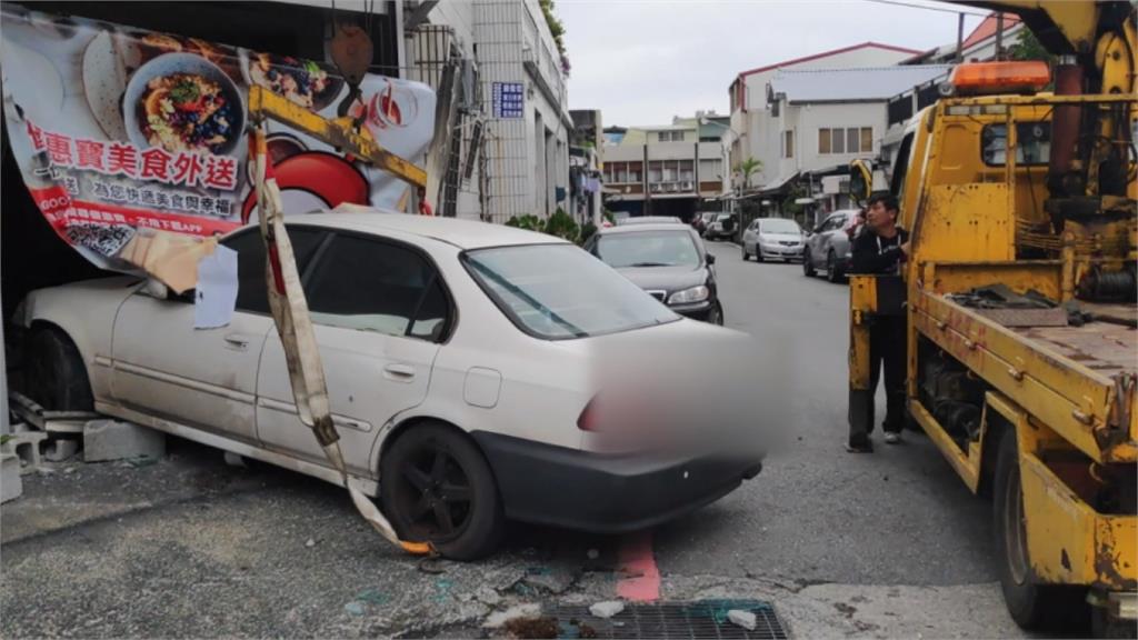 精神不濟釀禍？轎車撞進店家、桌椅全毀