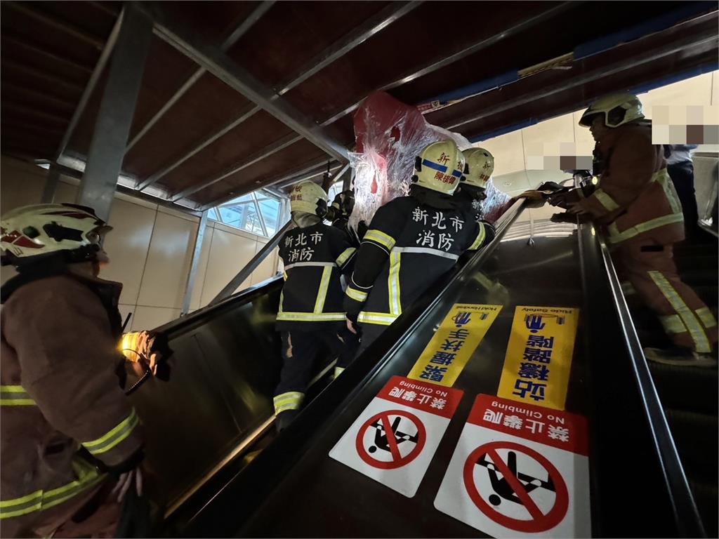 快新聞／捷運板橋站手扶梯1男遭夾急送醫　疑搬運看板未注意高度釀禍