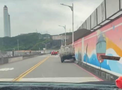 小貨車飄移鬧劇！騎上石墩撞路燈桿　酒測值0.76釀禍