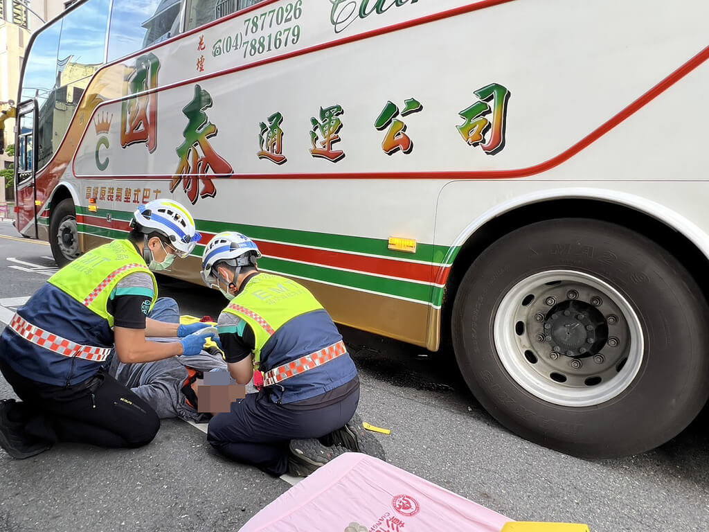 精誠中學校車與機車碰撞　騎士捲車底受傷送醫