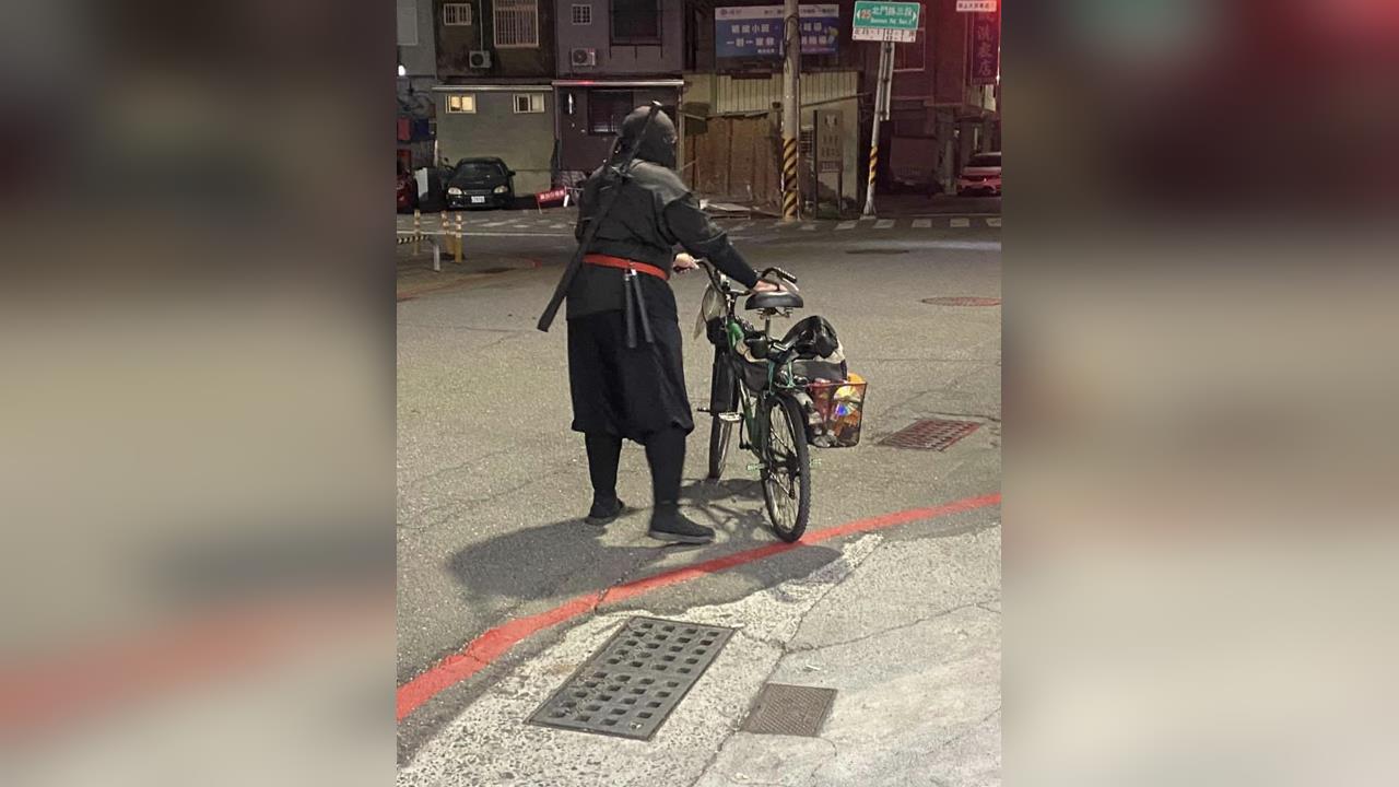 風聲鶴唳！台南商圈有「忍者」　Coser扮裝參加活動遭警盤查