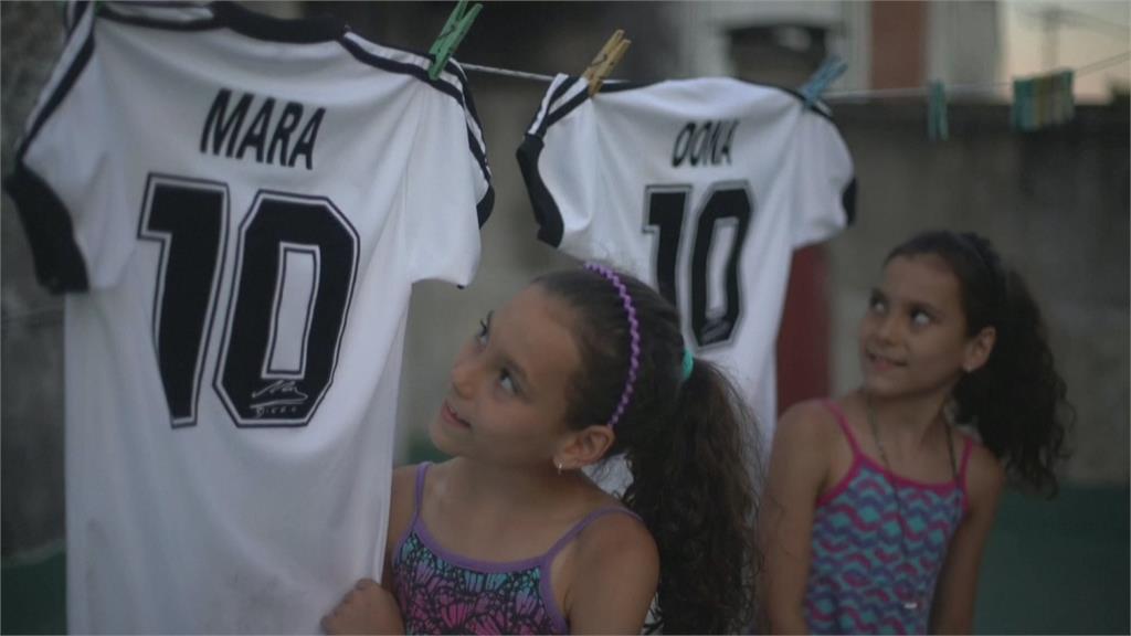 紀念阿根廷足球傳奇 雙胞胎姊妹以馬拉、度納為名