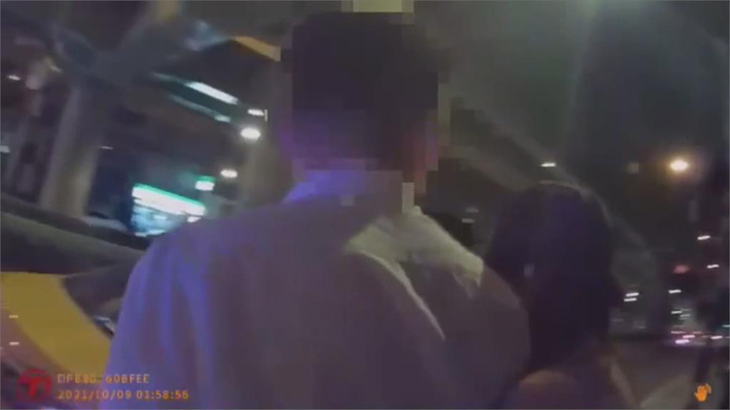 友人醉吐小黃遭收3千清潔費　男怒拍警安全帽