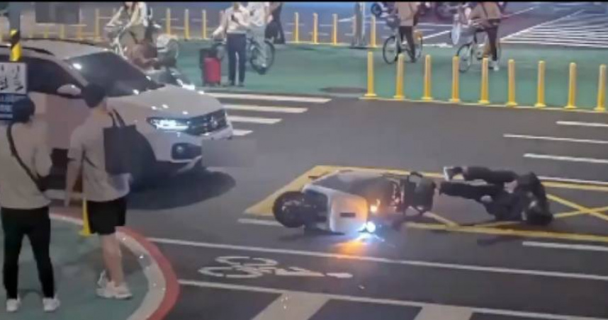 疑未注意車前狀況!北市大安轎車後方猛撞 騎士慘遭噴飛