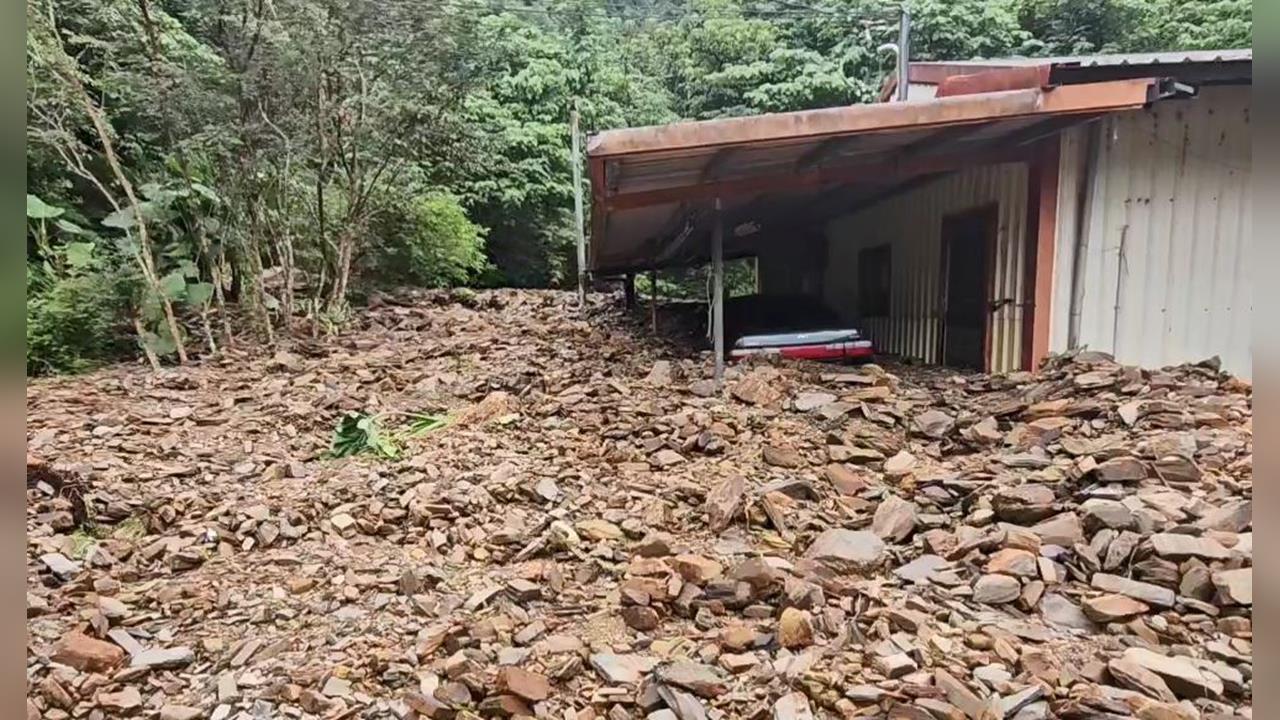 蘇澳民宅、養豬場遭土石掩埋 重機具緊急進駐協助清淤