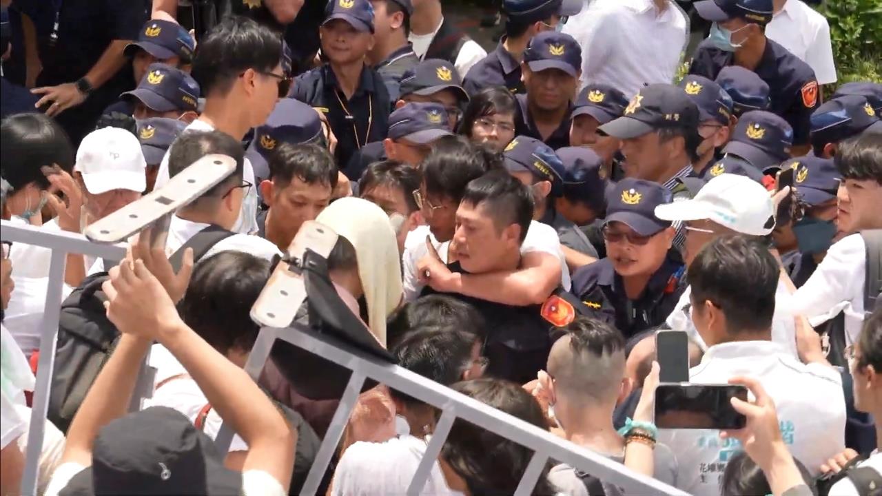 民眾黨走讀跟警爆衝突　中正一分局秘書室主任妻嗆總統遭批