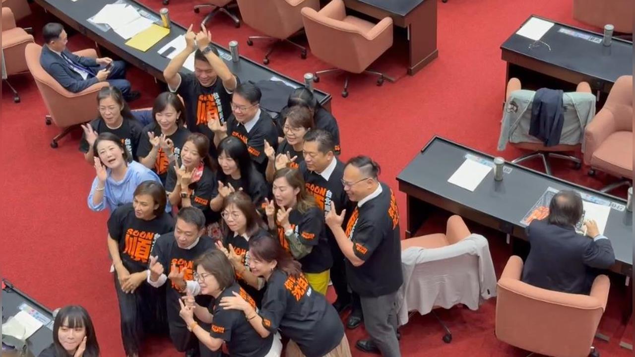 快新聞／藍白「看圖說故事」大翻車了！王世堅做1事挨轟不團結　本人出手打臉