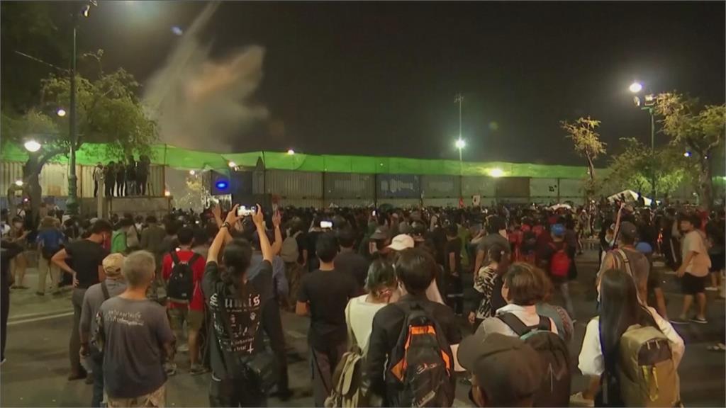泰千名示威者大皇宮示威 警水炮車橡膠子彈驅離