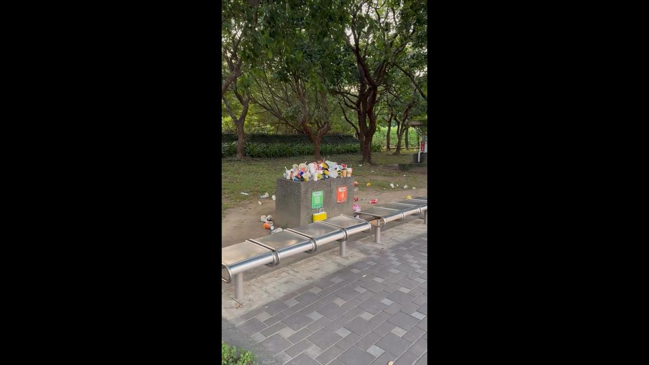 畫面驚人！　北市垃圾桶爆滿溢出　環保局：有定期派員清理
