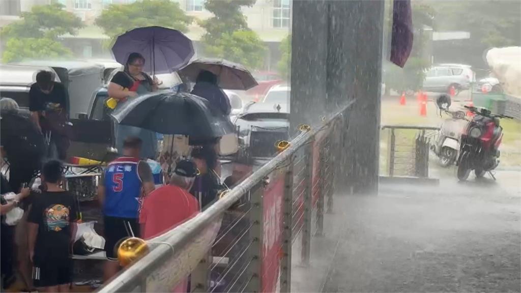 斥資千萬「風雨球場」竟漏水　鄉長盃比賽一度暫停　球員幫忙掃水